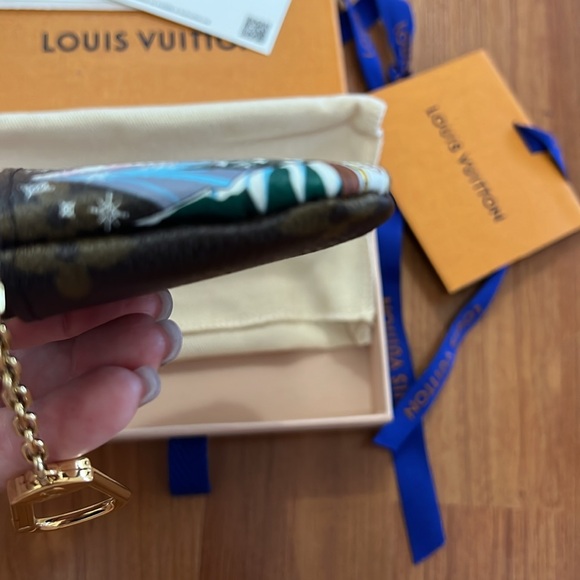 LOUIS VUITTON
Monogram 2023 Christmas Animation
Alpine Key Pouch Pink - Picture 5 of 5